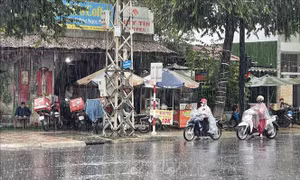 Cục bộ mưa lớn trên 100mm ở đất liền và gió giật mạnh, sóng cao, biển động rất mạnh trên biển