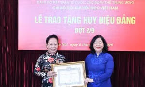 Trao Huy hiệu 45 năm tuổi Đảng tặng Giáo sư, Tiến sĩ Nguyễn Thị Doan
