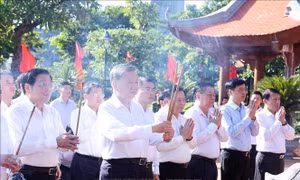 Tổng Bí thư Tô Lâm dâng hương tại Đền thờ Chủ tịch Hồ Chí Minh ở Quảng Bình