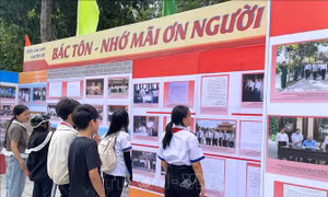 Triển lãm hơn 100 hình ảnh, tư liệu về Chủ tịch Tôn Đức Thắng