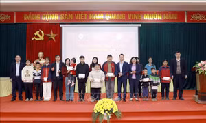 Trao quà, học bổng cho học sinh khuyết tật có hoàn cảnh khó khăn