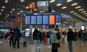 Pháp: Sân bay lớn thứ 2 của Paris tiếp tục bị gián đoạn