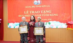 Phó Chủ tịch nước Võ Thị Ánh Xuân trao tặng Huy hiệu 80 năm tuổi Đảng tại Sơn La