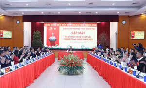 Thường trực Ban Bí thư Trần Cẩm Tú gặp mặt 96 Bí thư chi bộ xuất sắc