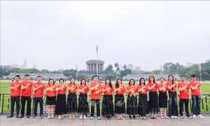 Hà Nội rực rỡ sắc cờ Tổ quốc chào mừng 50 năm thống nhất đất nước