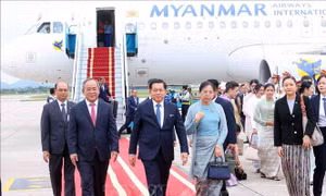 Tổng thống Myanmar và Phu nhân đến Hà Nội, bắt đầu thăm chính thức Việt Nam