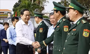 Chủ tịch Quốc hội thăm, tặng quà Tết hộ chính sách, chiến sĩ biên phòng Mỹ Long