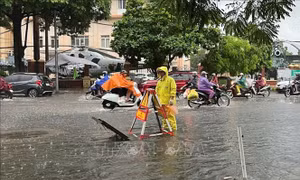 Hà Nội kích hoạt các phương án ứng phó, tập trung tiêu úng tại 90 vị trí ngập nước