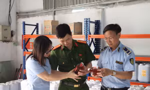 Phát hiện điểm chứa trữ gần 9.000 lít rượu có dấu hiệu vi phạm tại Hà Nội