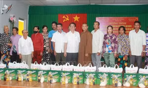 Bạc Liêu: Tặng quà đồng bào Khmer nghèo, cận nghèo nhân lễ Sene Dolta 2024