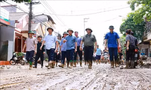 Thủ tướng kiểm tra tình hình khắc phục hậu quả mưa lũ tại Yên Bái