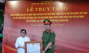 Truy tặng Huân chương Bảo vệ Tổ quốc, Huy chương Tuổi trẻ dũng cảm cho Thượng sỹ Cảnh sát cơ động hy sinh 