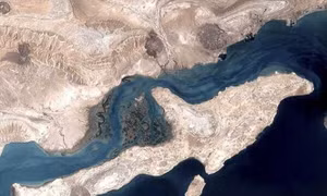 Phí bảo hiểm hàng hải tăng vọt khi eo biển Hormuz và Bab al-Mandeb tê liệt
