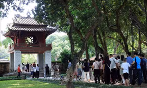 Hà Nội tấp nập người dân, du khách vui chơi dịp Quốc khánh