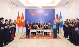 Thường trực Ban Bí thư Trần Cẩm Tú chứng kiến Lễ trao các văn kiện hợp tác Việt Nam - Campuchia