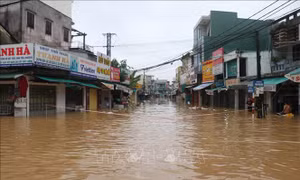 Mưa lũ tại miền Trung: Khoảng 90 xã, phường bị ngập, nhiều tuyến đường ách tắc