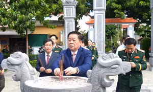 Đại tướng Nguyễn Trọng Nghĩa dâng hương tưởng niệm Đại tướng Võ Nguyên Giáp