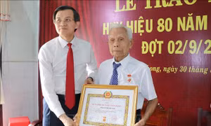 Trao Huy hiệu 80 năm tuổi Đảng cho hai đảng viên lão thành tại Vĩnh Long