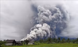Núi lửa Anak Krakatau tại Indonesia phun trào dữ dội