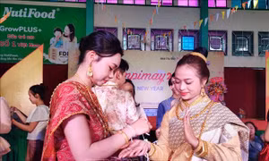 Lưu học sinh Lào đón Tết cổ truyền Bunpimay tại Huế