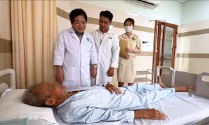 Hy hữu ông lão 82 tuổi có ống sonde JJ dài hơn 20 cm 'ngủ quên' trong bàng quang