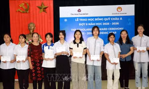 Trao học bổng Quỹ châu Á cho nữ sinh vượt khó tại Ninh Bình