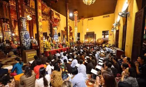 Hàng ngàn ngôi chùa trên cả nước đồng loạt cầu nguyện quốc thái, dân an