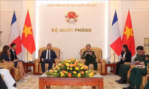 Đại tướng Phan Văn Giang tiếp Bộ trưởng Quân đội Pháp Sébastien Lecornu