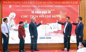 Phó Thủ tướng Thường trực Chính phủ Nguyễn Hòa Bình dự Lễ ra mắt Tủ sách điện tử Chủ tịch Hồ Chí Minh