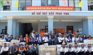 TP Hồ Chí Minh mang tình cảm đến với quân dân Trường Sa