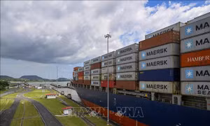 Tổng thống Donald Trump muốn tàu Mỹ đi qua Panama và Suez miễn phí