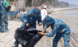 Ra quân thu gom, xử lý rác thải và làm đẹp bãi biển Mũi Né