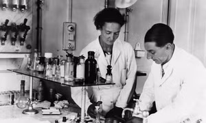 NOBEL 2025: Irene Curie - Người phụ nữ mở đường cho ứng dụng hạt nhân trong y học hiện đại