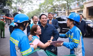 Thủ tướng Phạm Minh Chính thăm, chúc Tết công nhân vệ sinh môi trường tại Hà Nội