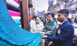 Phu nhân Tổng Bí thư, Chủ tịch nước Tô Lâm và Phu nhân Tổng thống Myanmar tham quan làng lụa Vạn Phúc