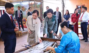 Phu nhân Tổng Bí thư, Chủ tịch nước Tô Lâm và Phu nhân Tổng thống Myanmar thăm làng lụa Vạn Phúc