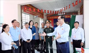 Phó Chủ tịch Quốc hội Trần Quang Phương kiểm tra công tác bầu cử tại Cần Thơ