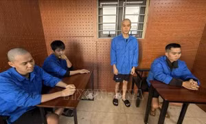 Bắt nhóm đối tượng mua bán trái phép súng quân dụng