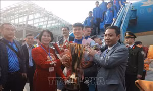 Chào đón đội tuyển Việt Nam cùng Cúp vô địch ASEAN Cup 2024 về đến Nội Bài