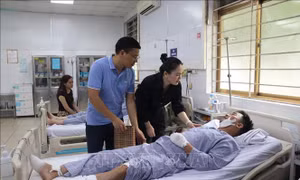 Vụ lật tàu trên vịnh Hạ Long: Nhiều tổ chức, cá nhân hỗ trợ gia đình các nạn nhân