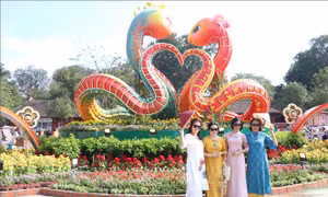 Linh vật Tết Ất Tỵ ở Huế thu hút người dân đến tham quan