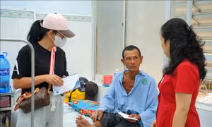 Trao quà Tết cho bệnh nhân đang điều trị nội trú