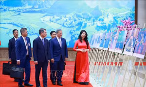 Hai Thủ tướng Việt Nam - Campuchia tham quan trưng bày ảnh về quan hệ hợp tác giữa hai nước