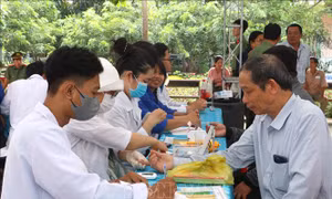 Khám bệnh, cấp thuốc miễn phí cho 4.000 người dân Vĩnh Long và vùng lân cận