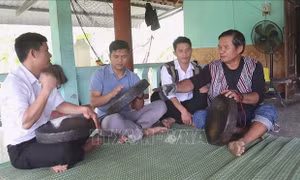 Truyền dạy văn hóa Hrê cho thế hệ trẻ