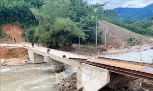 Người dân Sơn Hà vui mừng khi có cầu thép kiên cố sau lũ