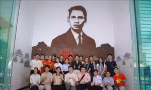 Lưu học sinh Việt Nam tại Thái Lan về nguồn theo dấu chân Bác Hồ