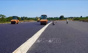 Bắt đầu thảm nhựa cao tốc Biên Hòa - Vũng Tàu