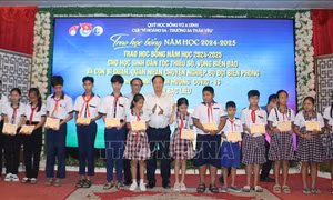 Trao học bổng Vừ A Dính cho học sinh dân tộc thiểu số và vùng biển đảo
