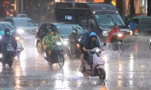 Cảnh báo mưa dông kèm lốc sét, mưa đá khu vực Hà Nội